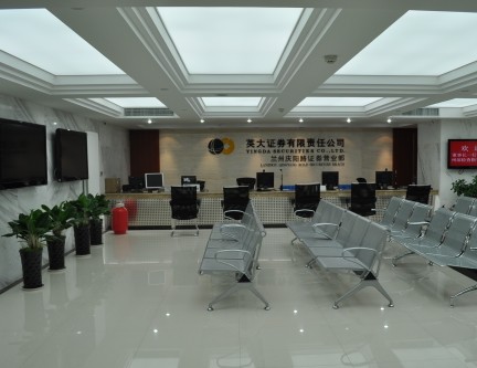 英大证券有限责任公司成立于1996年，前身蔚深证券有限责任公司，总部位于深圳市，是一家全国性的综合证券经营机构，公司构建了面向全国的综合性金融理财服务平台，目前在全国范围内设有33家分支机构，并控股英