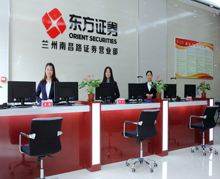 东方证券股份有限公司是一家经中国证券监督管理委员会批准设立的综合类证券公司，总部设在上海，现有注册资本69.94亿元，公司于2015年3月23日成功登陆上交所，2016年7月8日H股成功发行并上市