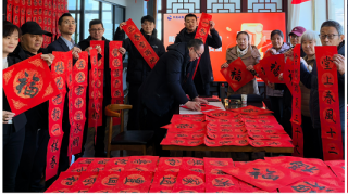 金蛇献瑞辞旧岁 墨香四溢迎新春 —记华龙证券静宁西环路营业部新年“赠春联”活动