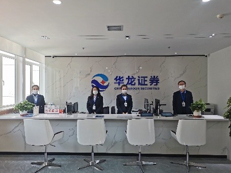 华龙证券股份有限公司兰州永昌路证券营业部前身为兰州市信托投资公司兰州证券交易厅，是甘肃省首家证券营业部。目前营业场地有2800平方米，坐落于兰州市城关区庆阳路450号五层，有16条公交线路在双城门设立