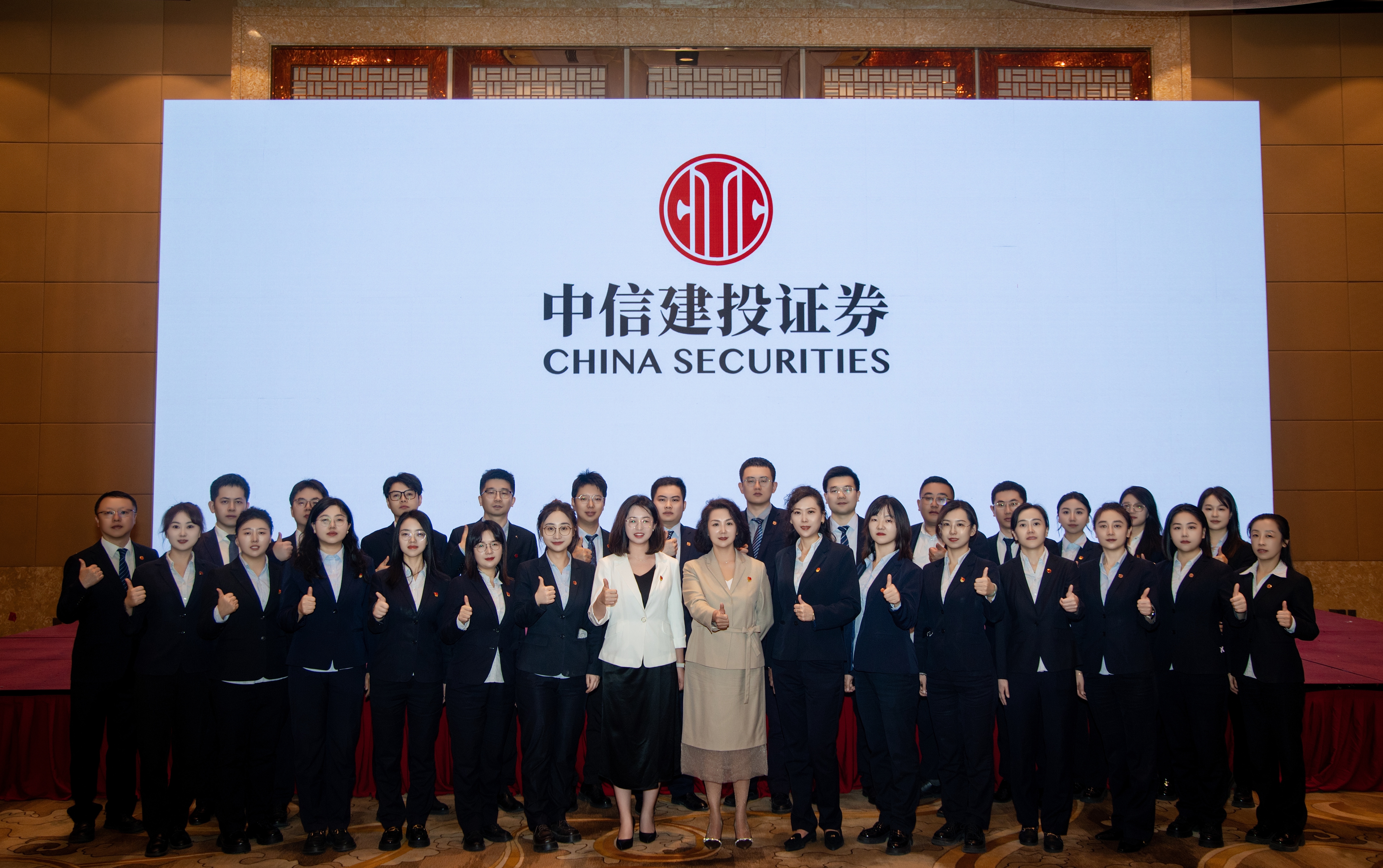 中信建投证券成立于2005年11月2日，是经中国证监会批准设立的全国性大型综合证券公司。公司注册于北京，注册资本61亿元，在全国30个省、市、自治区设有245家营业网点，并设有中信建投期货有限公司、中